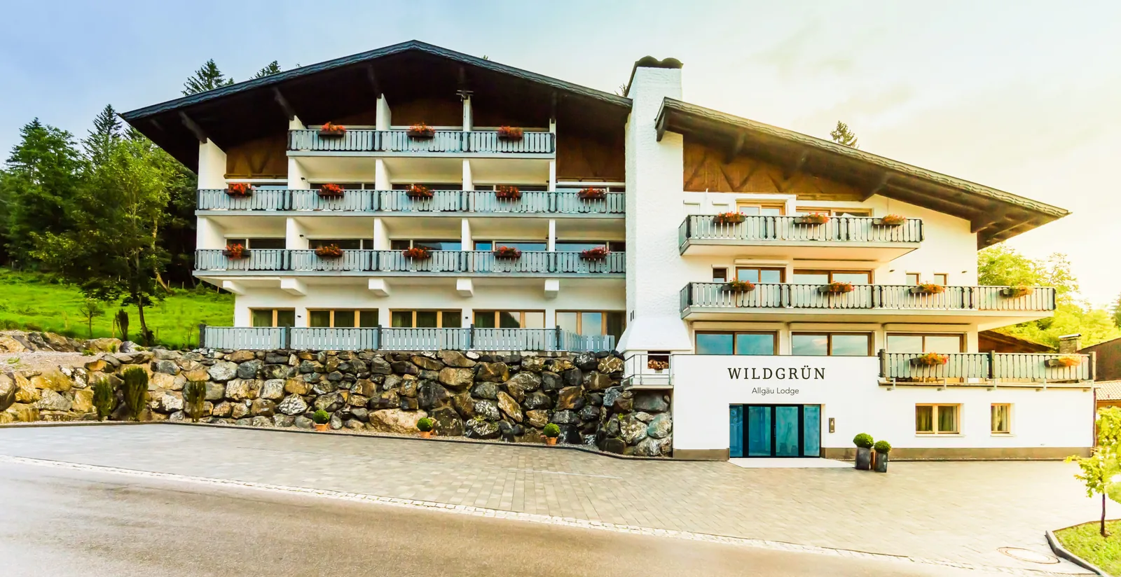 Außenansicht der Wildgrün Lodges in Pfronten im Allgäu